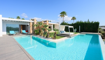 Resa Estates te koop sale Cala Comte villa pooll.jpg